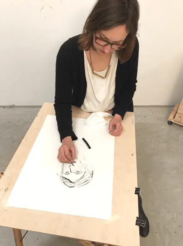 Foto von Schülerin beim Skizzieren in der Loftart Mal- und Zeichenschule